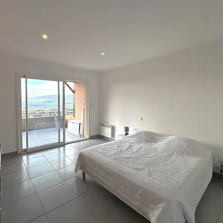 Avec Vue Imprenable Sur La Mer, Terrasse Et Piscine