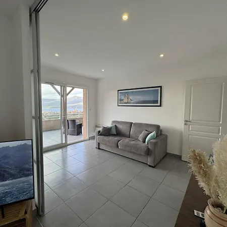 Avec Vue Imprenable Sur La Mer, Terrasse Et Piscine