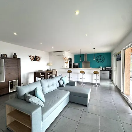 Avec Vue Imprenable Sur La Mer, Terrasse Et Piscine