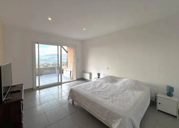 Avec Vue Imprenable Sur La Mer, Terrasse Et Piscine