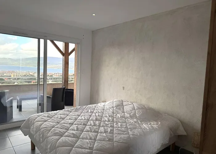 Avec Vue Imprenable Sur La Mer, Terrasse Et Piscine